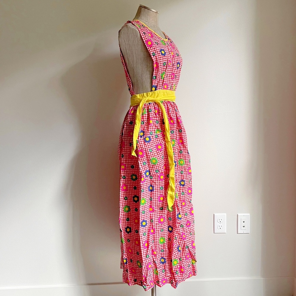Vintage Red Groovy Floral Apron Pinafore - Picture 4 of 13